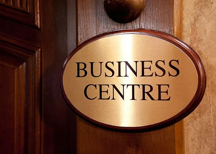 Treacys Oakwood Hotel, 호텔