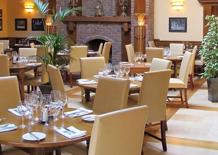 Treacys Oakwood Hotel, 호텔 4*