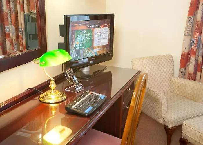 Szálloda Treacys Oakwood Hotel, 4*