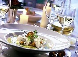 Treacys Oakwood Hotel, Hotel