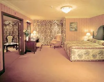 Treacys Oakwood Hotel, 4*